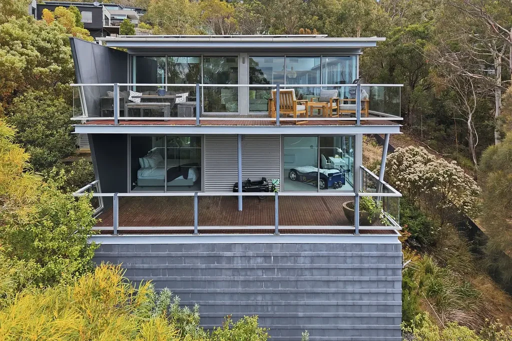 Tolmans Hill 4房  Sophisticated Living Above the City