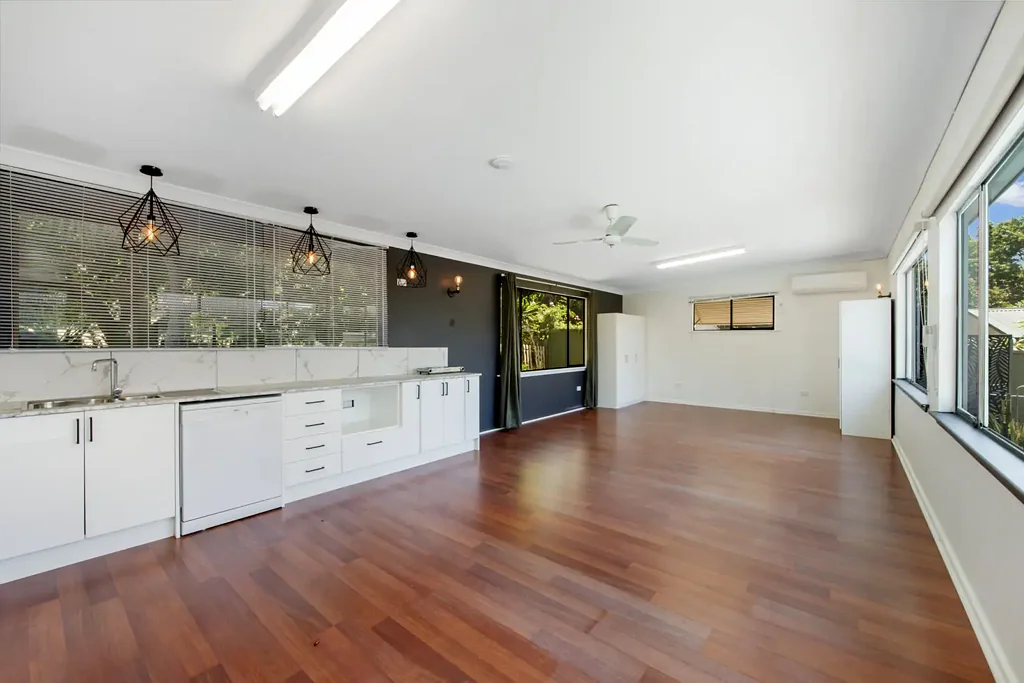 Modern Ease in a Highly Convenient Point Clare Pocket