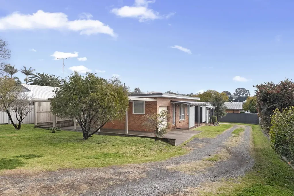 Harristown 4房 双收入来源 两套单元 无物业费 729平米土地 靠近医院 稳定回报$730 位置优越 死胡同安静 Dual Income, One Smart Investment