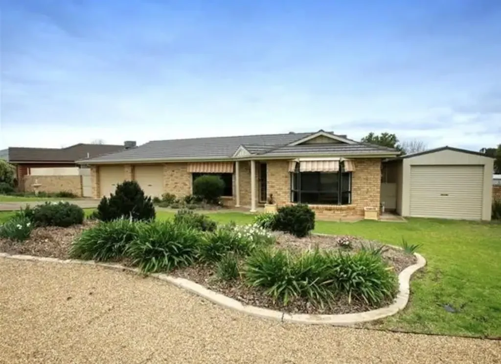 EXCELLENT FAMILY HOME IN QUIET STREET