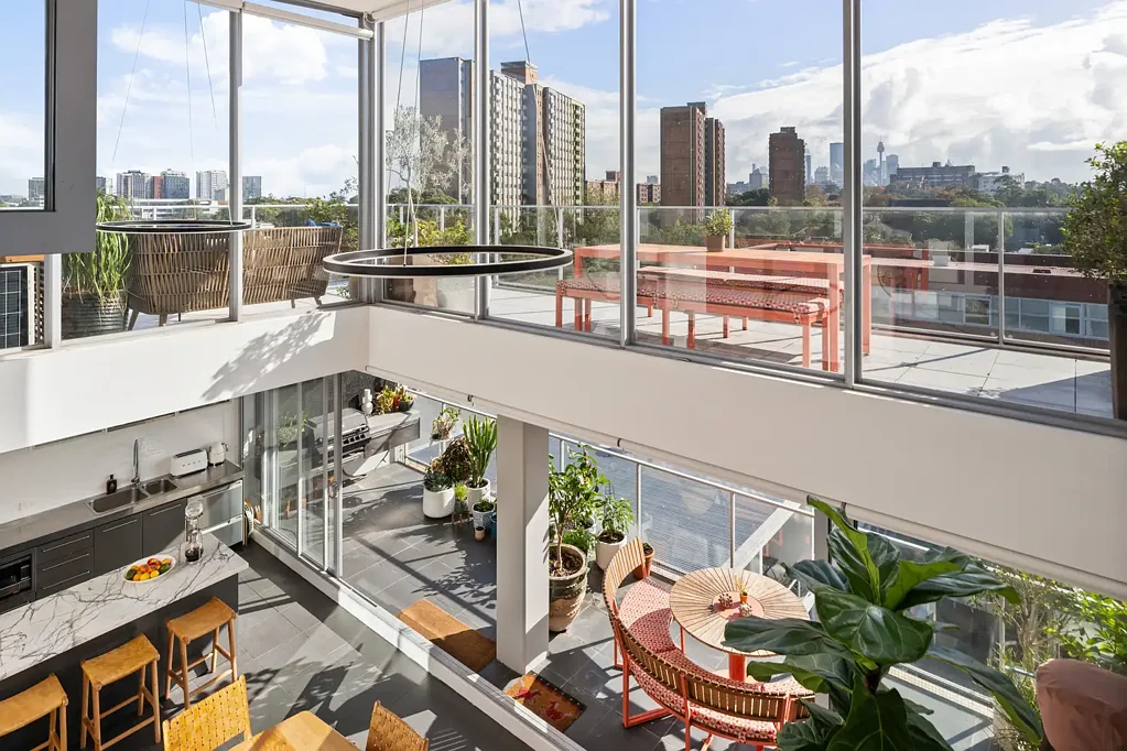 Waterloo 3房  Split-level penthouse with north aspect and panoramic views