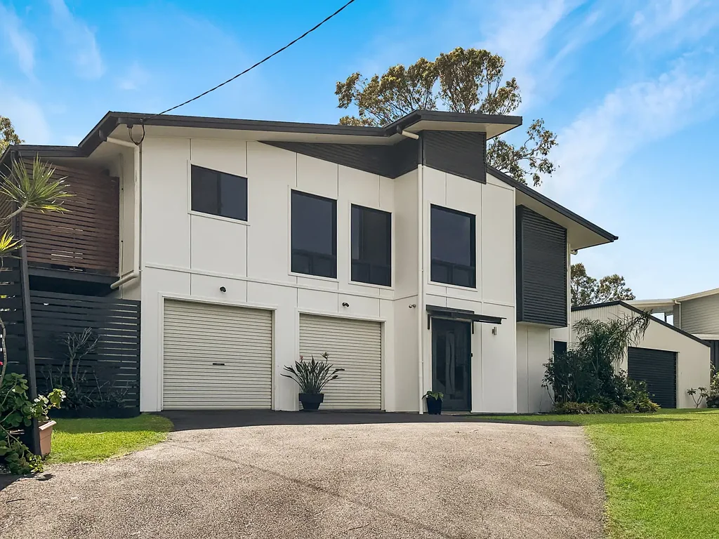 Macleay Island 3房 宽敞928m²朝北地块 海湾景观视野 直接水域通道 双车位车库 多功能书房 主卧带私卫 船只专用车库 全年可用露台 Contemporary Waterfront Home with Panoramic Bay Views