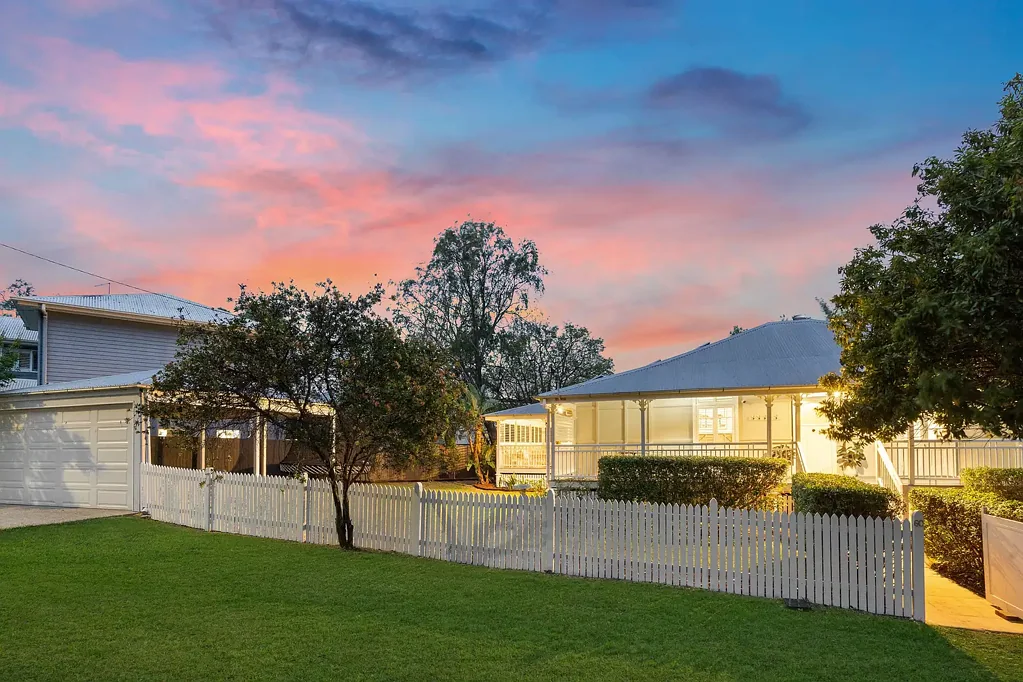 Sherwood 4房 756sqm单层Queenslander 四卧四卫 舒适庭院 池畔绿意 热门学区 LEAFY CUL-DE-SAC LIVING AND QUEENSLANDER CHARM ON 756SQM