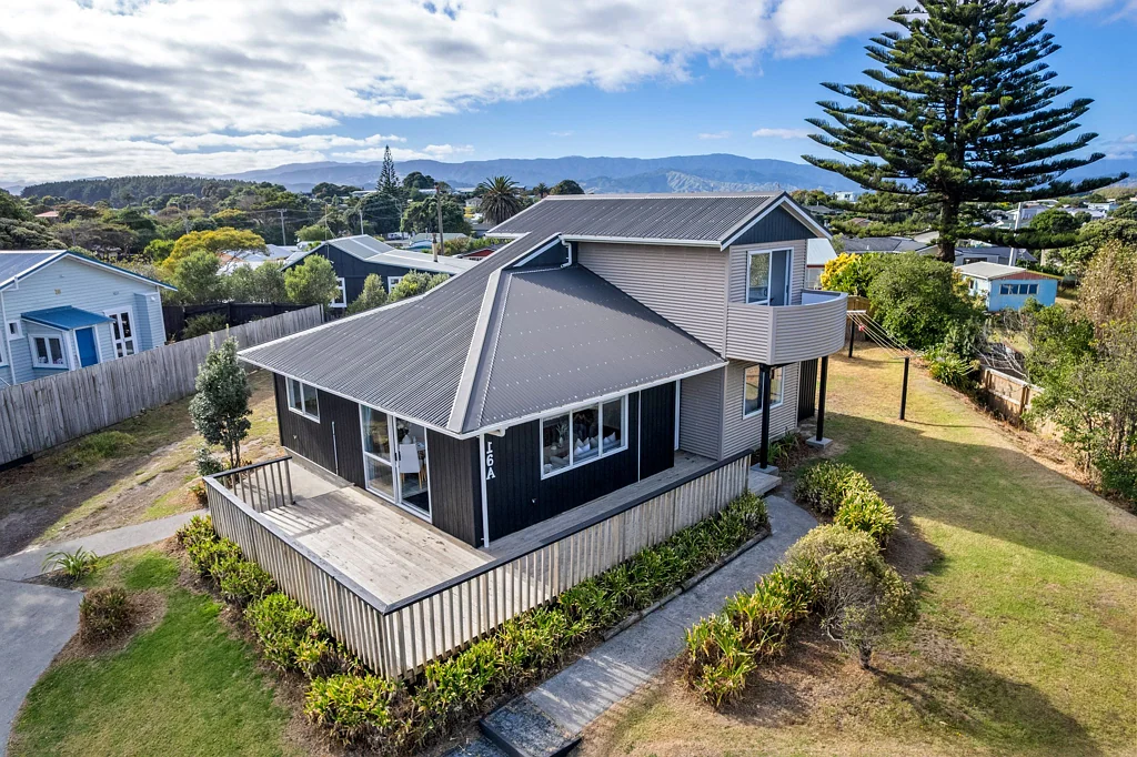 Otaki Beach 3 Bedroom Live the Beach Dream - Space, Views & Sun
