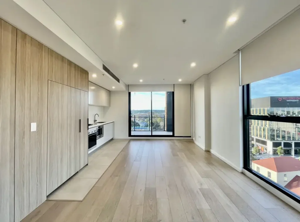 Corner position with L shape balcony and unblock view & Nearly brand new one-bed in "Highlight Westmead" with great facilities