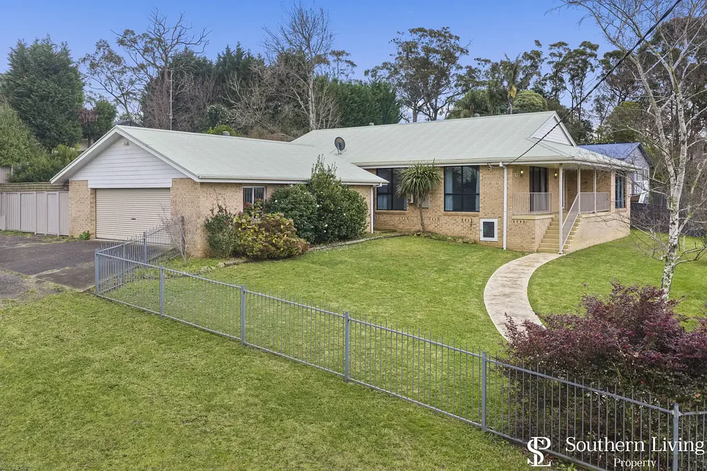 Hill Top 3房  Spacious Hill Top Family Living with Exceptional Garaging, Solar Efficiency & Lifestyle Features