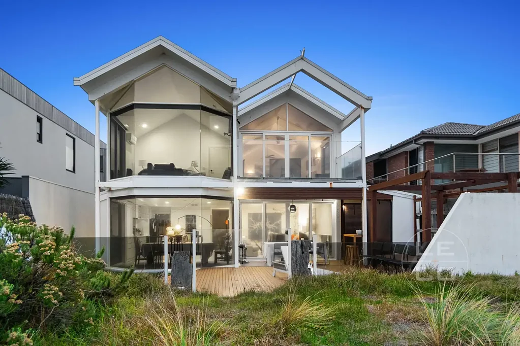 Aspendale 4房 海滨璀璨——奢华家庭生活，坐拥全景海湾美景 Beachfront Brilliance – Luxury Family Living with Panoramic Bay Views