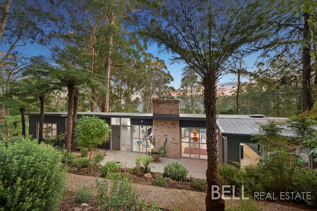 Kalorama 3침실 Turnkey Mid-Century Modern on Two Titles