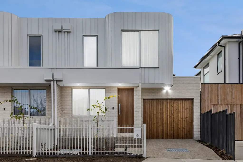 Strathmore 3Phòng ngủ Brand New, Move In Ready and On Its Own Title in the Strathmore College Zone