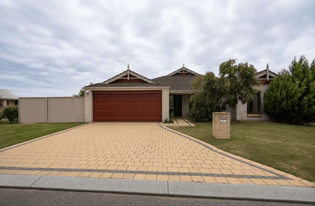 Port Kennedy 3部屋 ENJOY THE SUNSET OVER THE HORIZON EVERY DAY! Upgrade your Lifestyle today w/ this spacious, well-appointed family home in exclusive Port Kennedy!