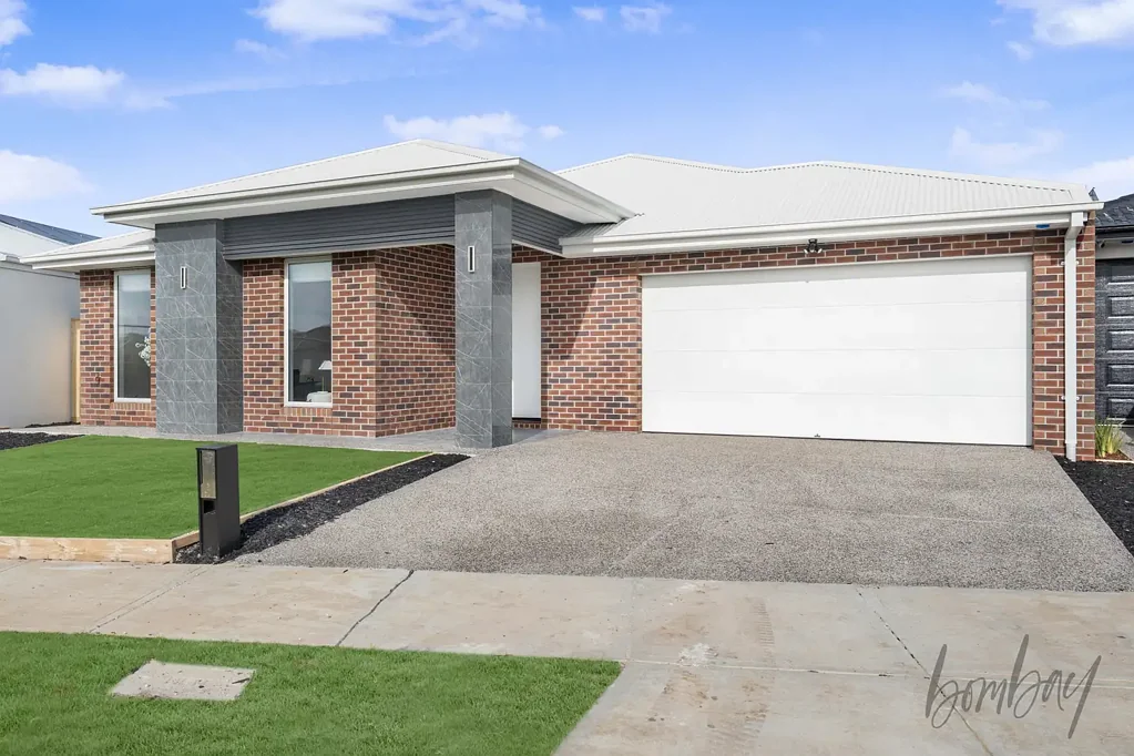 Mickleham 4房 Merrifield中心地块 四卧豪华住宅 设计师厨房 主卧套房齐全 户外潜力无限 家长便利首选 A Grand Statement in Merrifield's Most Coveted Pocket