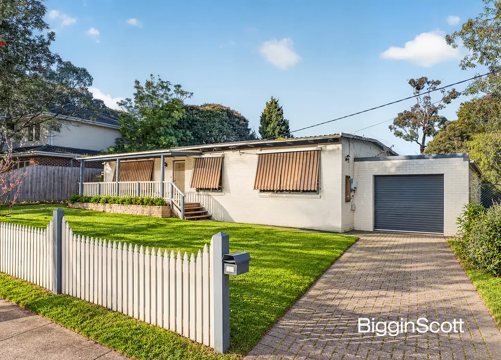 Knoxfield 3Phòng ngủ THREE-BEDROOM BRICK VENEER WITH FRONT AND BACK DECKS!