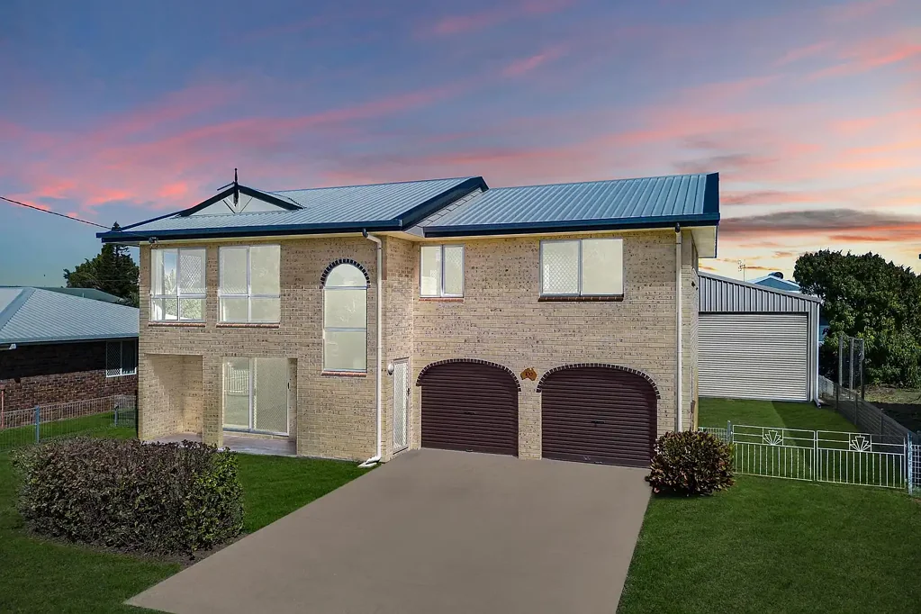 Keppel Sands 3 Bedroom Huge high clearance shed a stone's throw to the water