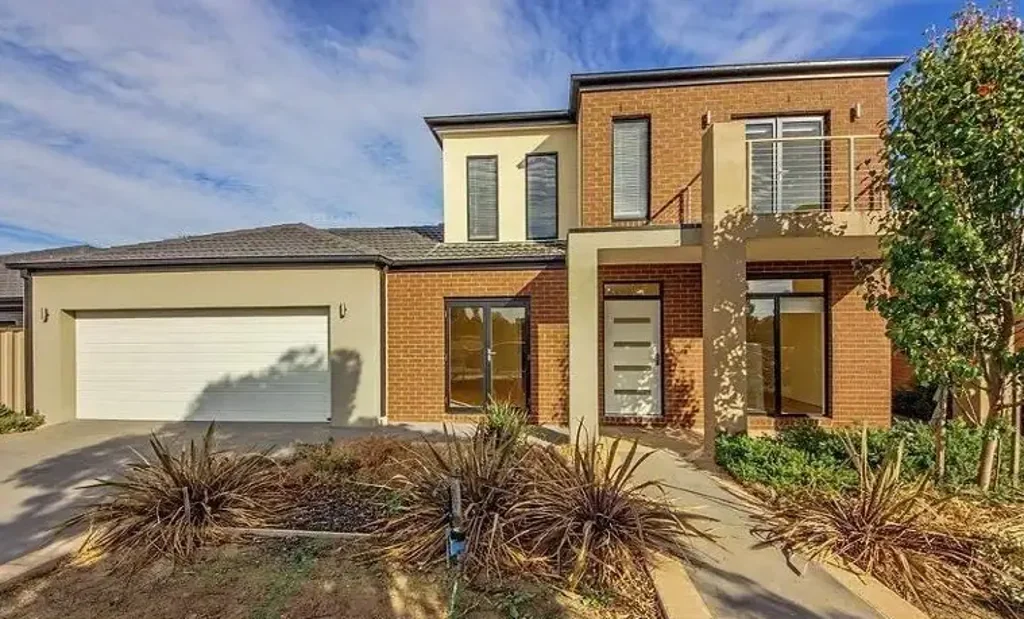 Stylish Burnside Heights Home: Quality Finishes & Close to Shops, Schools, and Parklands!