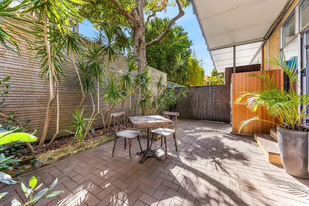 North-Facing Beachside Garden Apartment, 300m to the Sand