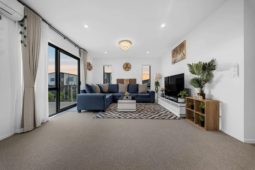 Flat Bush 3Kwarto Lucky 8 – Sun-Drenched, Elevated & Fletcher Built!
