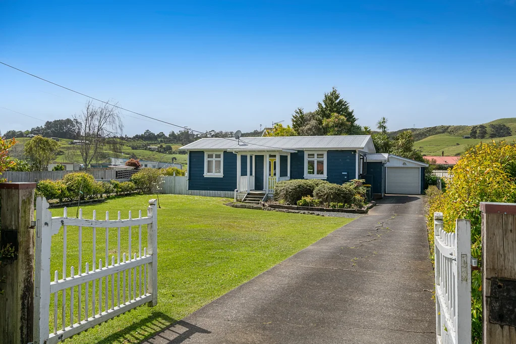 Helensville 3कमरा CHARACTER, SPACE & A BRILLIANT LOCATION