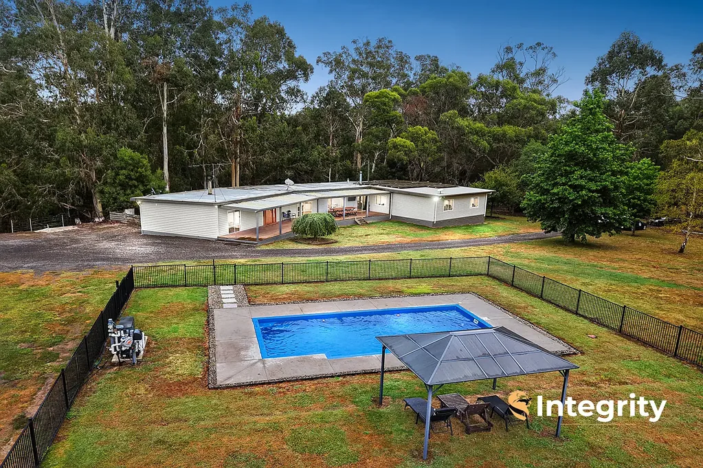 Glenburn 6 Bedroom 6 BEDROOM FAMILY HOME ON 17 ACRES (APPROX.)