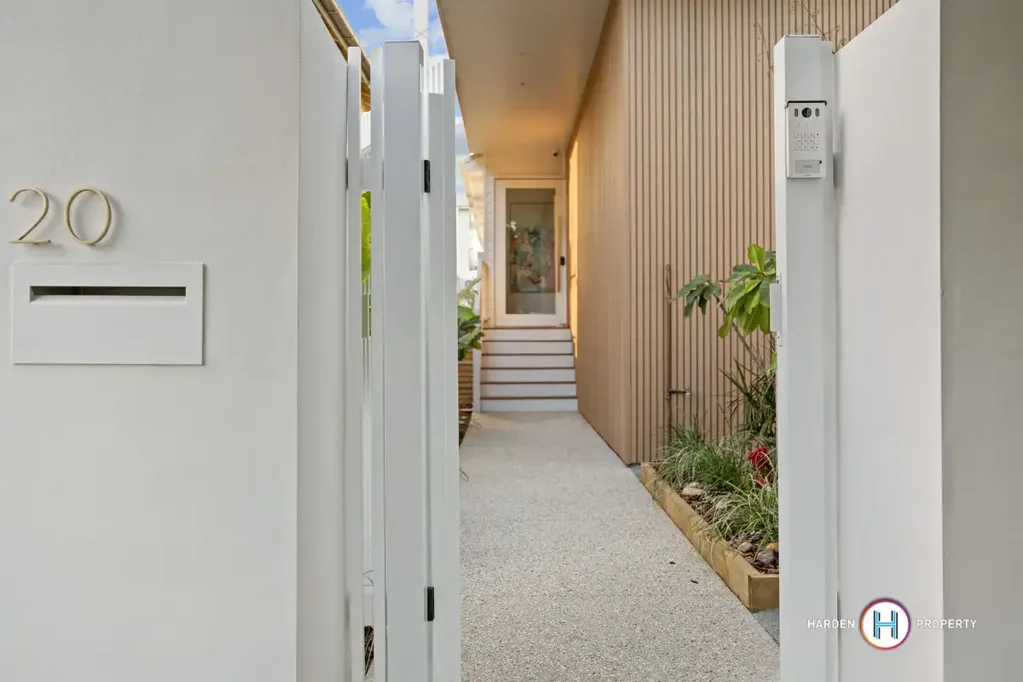 Sandgate 4 Bedroom Bayside Living with Views