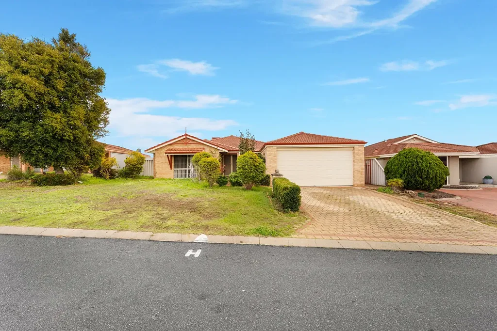 Alexander Heights 4房  Spacious Family Home with Multiple Living Areas on 618m2 - Great Location!