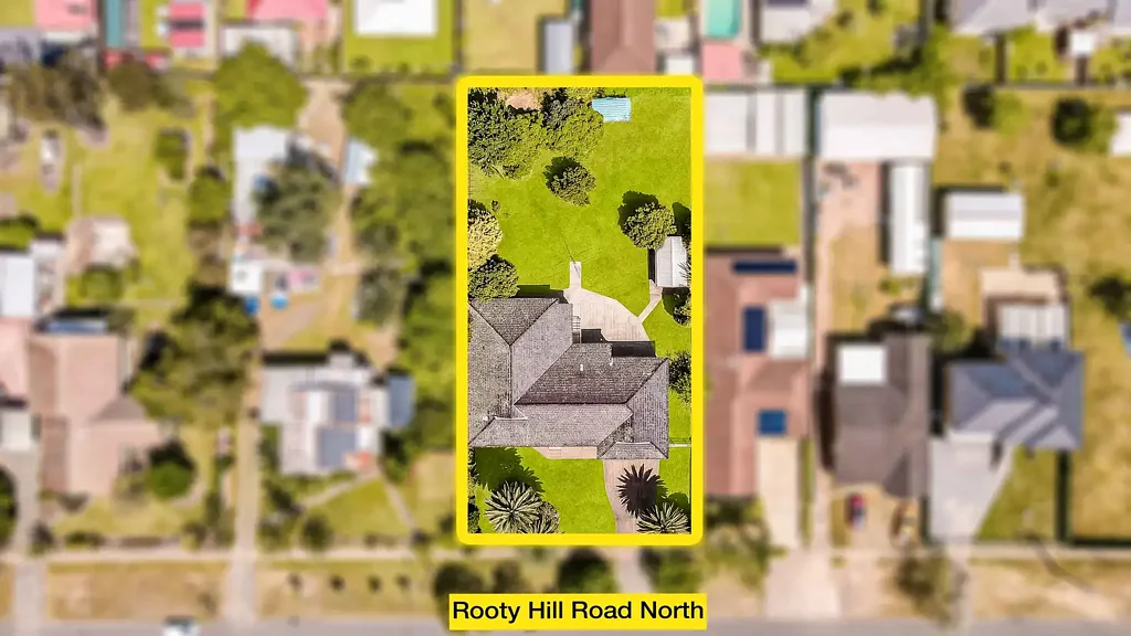 Rooty Hill 4房 宽敞四卧室 布局合理 主卧套间 三卫浴 车库四车位 多起居空间 设备齐全厨房 宽阔后院 1,827平方米地块 发展潜力无限。 DEVELOPMENT POTENTIAL ON A MASSIVE 1,827m² BLOCK IN A PRIME LOCATION