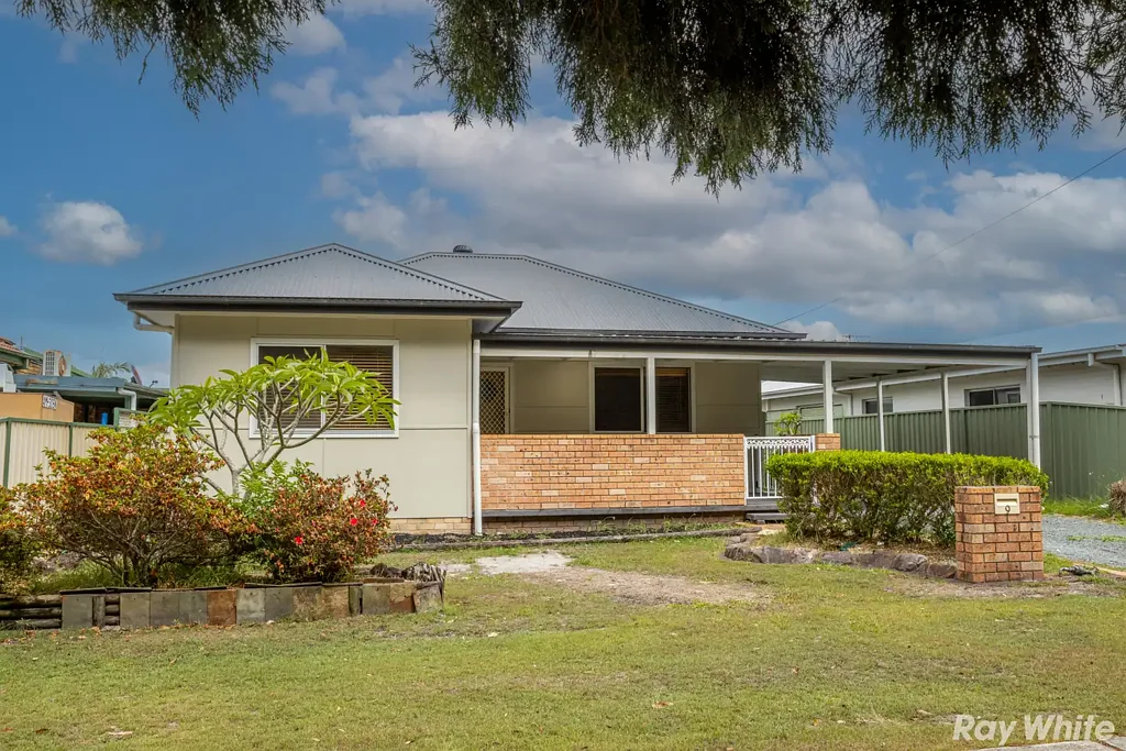 3 BEDROOM COTTAGE WITH SPACIOUS YARD!!