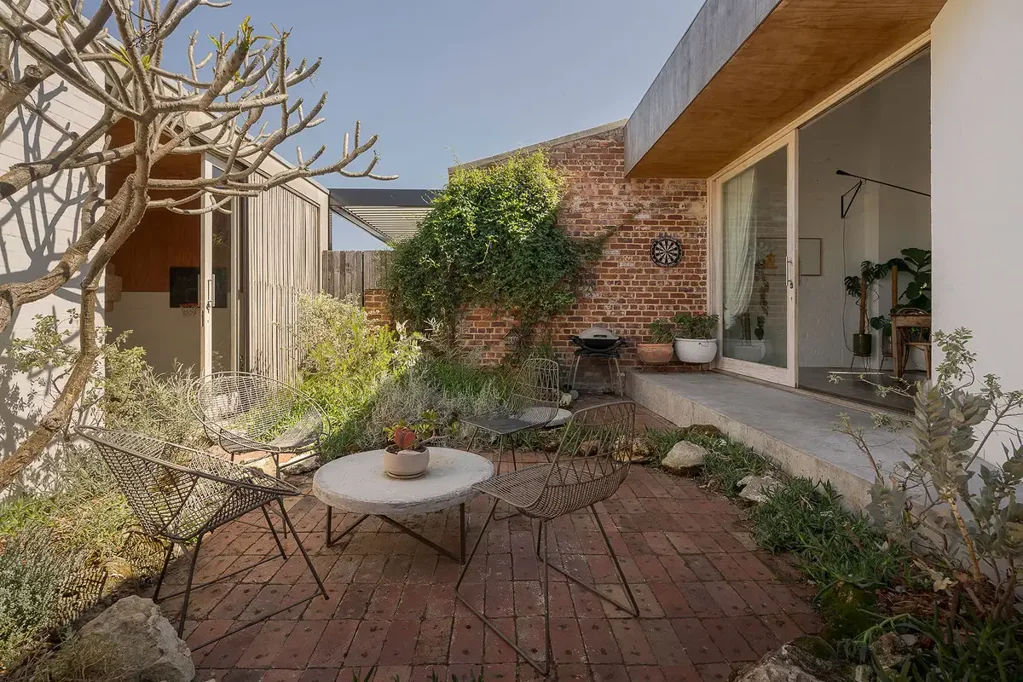 Fremantle 2Kwarto Burt Street by Kate Moore & Gian Tonossi