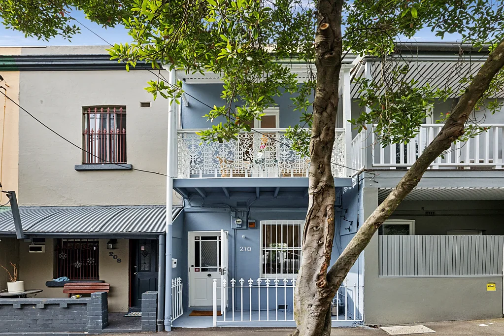 Erskineville 2房 维多利亚式立面 绿荫村庄环境 传统遗产保留 高耸天花板 卡乌里木地板 铁艺栏杆阳台 深远绿荫庭院 东西朝向设计 带阳台双人卧室 明亮起居用餐区 原始燃气厨房 宽敞浴室 离社交热点近 离公园火车站便利。 A Victorian classic with a bright future