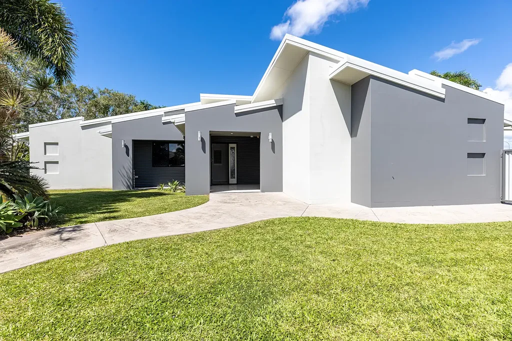 Glenella 3房  Private, Secure & Stylish Home. Move in Ready!