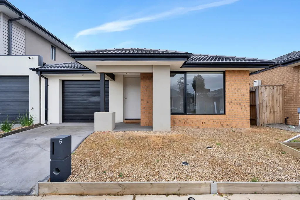 Gorgeous Home in Ideal Location Close to freeway access!