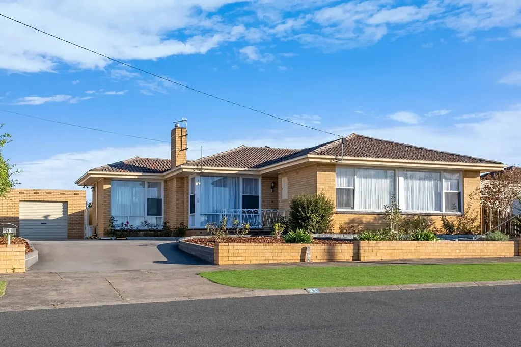Warrnambool 4બેડરૂમ Family home with an income!