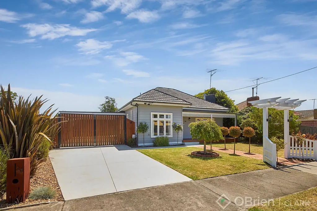 CHARM, MODERN LUXURY & ULTIMATE OUTDOOR LIVING