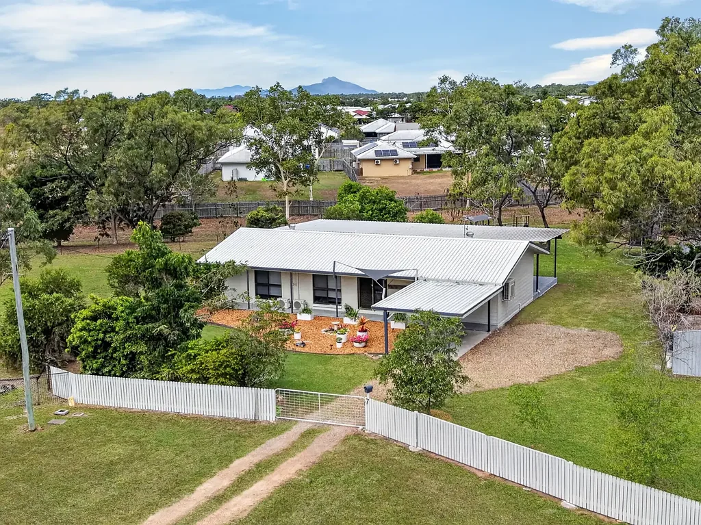 Mount Low 3침실 Renovated + acreage = your best of both worlds