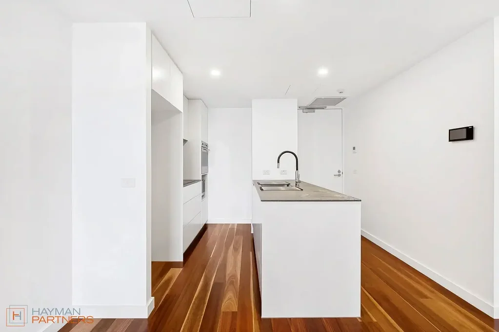 One-bedroom apartment in the Parade!