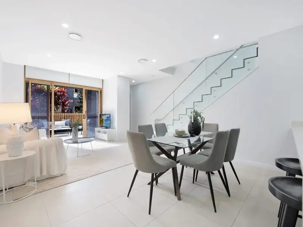 Rosebery 4 Bedroom North facing modem Split level 4 bedroom Townhouse