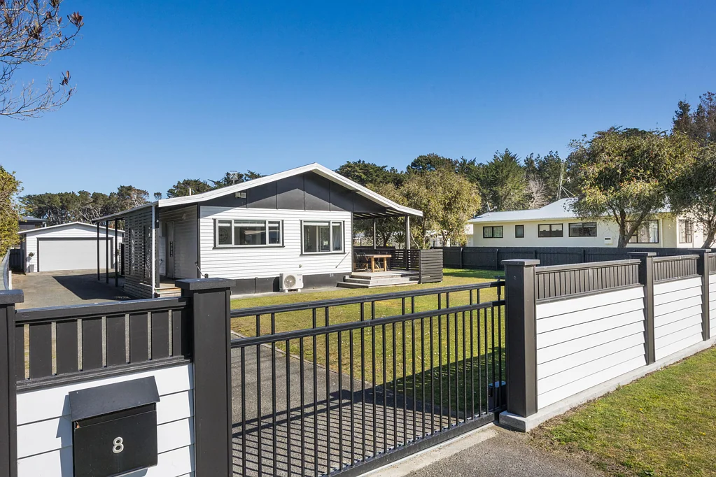Foxton Beach 2 Bedroom Brand new, older home