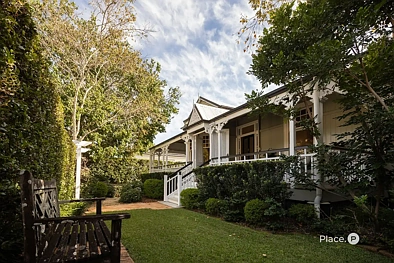 Clayfield 4 Slaapkamer Architect-Designed Family Estate on 810m² with Panoramic North Easterly Views