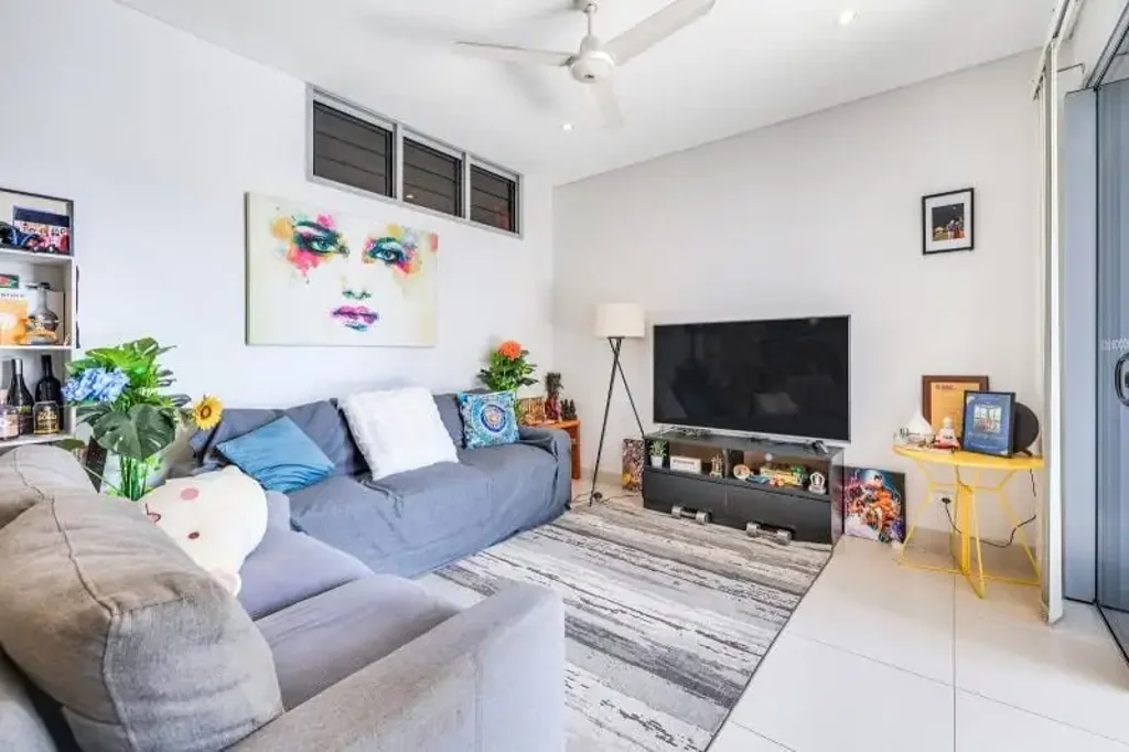 Darwin City 2ਬੈੱਡਰੂਮ Top-floor apartment featuring a separate study - open to offers.