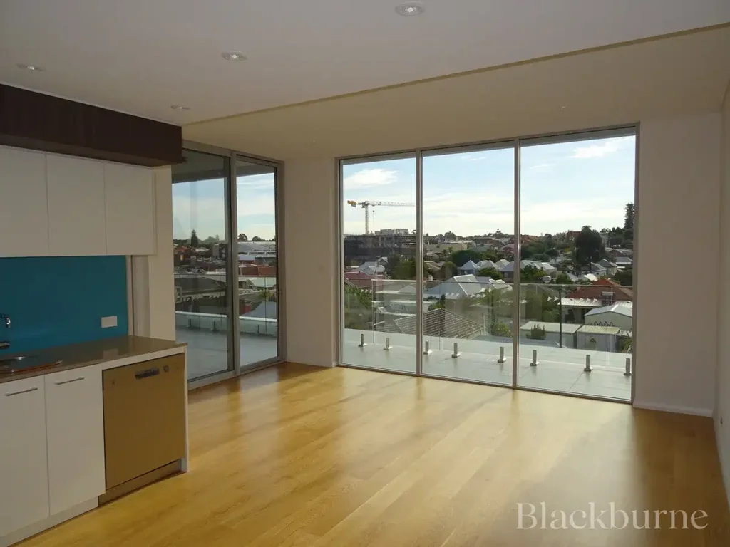 LARGE BALCONY WITH AMAZING CITY VIEWS