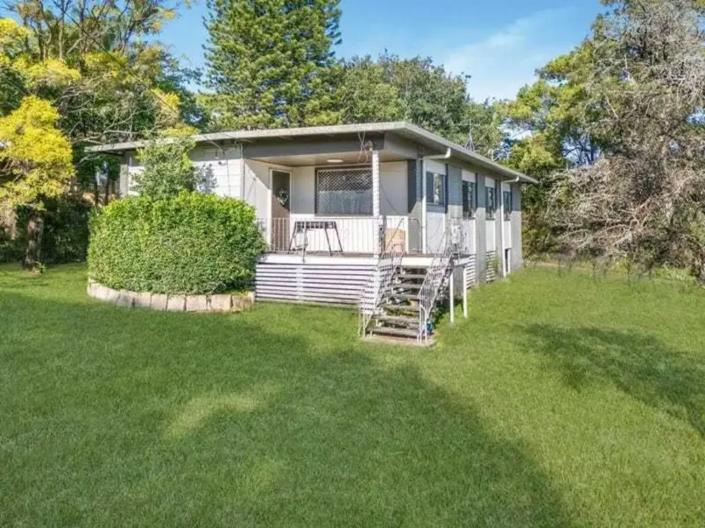 Freshly Painted Family Home in Prime Slacks Creek Location!