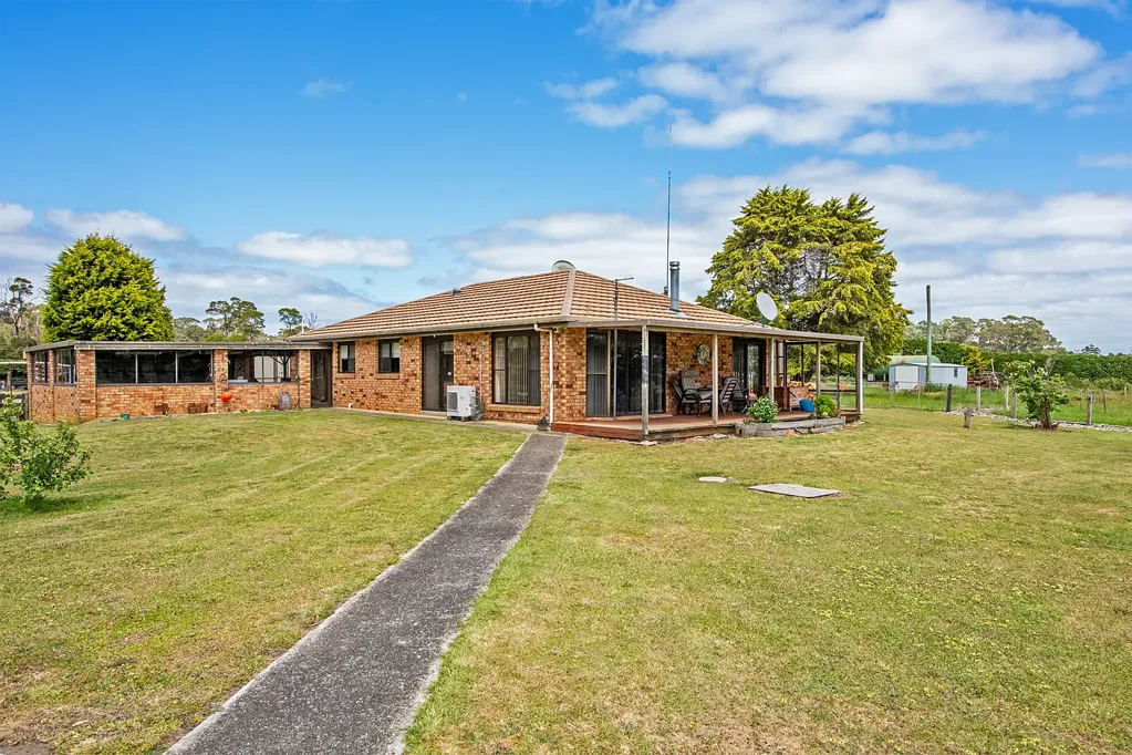 Smithton 4બેડરૂમ Family Home with River Reserve Boundary on 9.85 acres and 2 Huge Machinery Sheds.