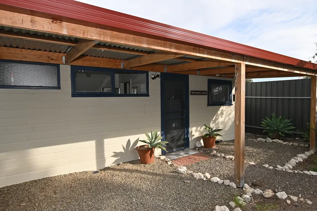 Quaint furnished cottage minutes from Kingscote