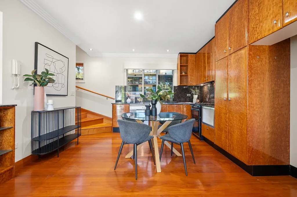 Indooroopilly 3침실 Unique FREEHOLD townhouse in ultra-handy spot