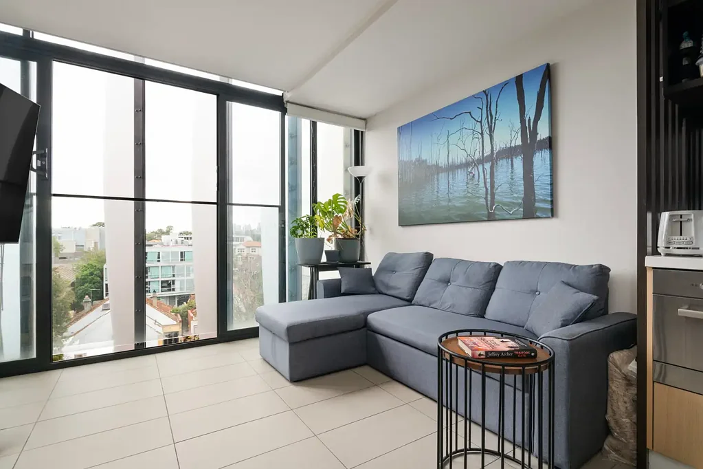 St Kilda 1房 宜人自然光线 一卧室公寓 海滨生活方式 紧邻Acland Street 步行至海滩 现代易维护 石制台面 不锈钢电器 分体式冷暖 安全入口 免费停车 步行至餐厅酒吧 The ultimate bayside starter steps to Acland Street!
