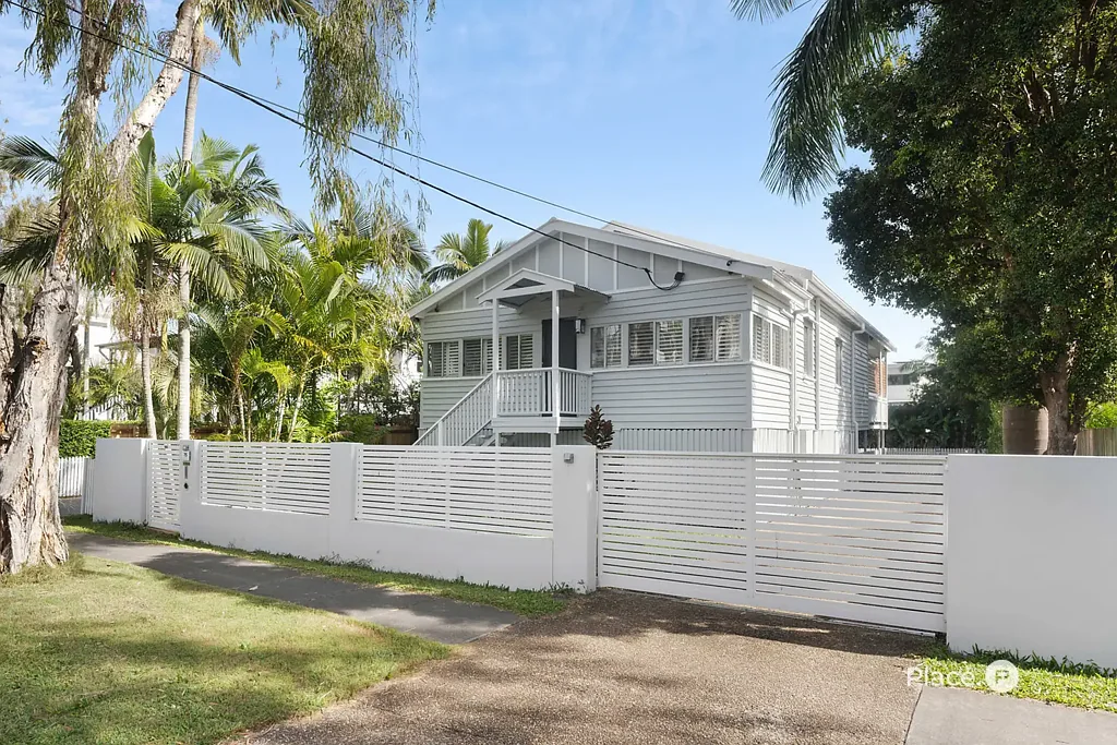 Bulimba 4कमरा Picture-perfect pre-war home on rare 734sqm allotment