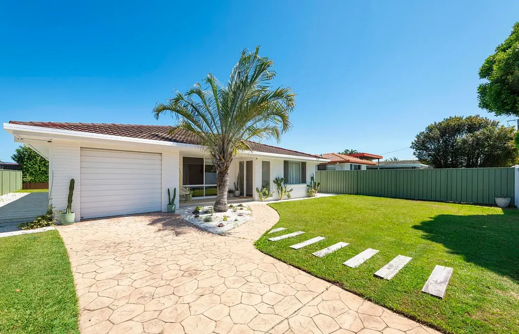 Palm Beach 4Kwarto Renovated Coastal family home - Central Palm Beach  - Only 1200m to the sand!!