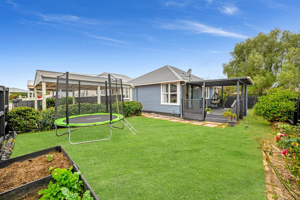 Mangere East 2બેડરૂમ Freehold, Private and Well Presented