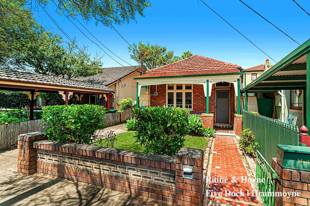 Charming freestanding home set in a convenient setting