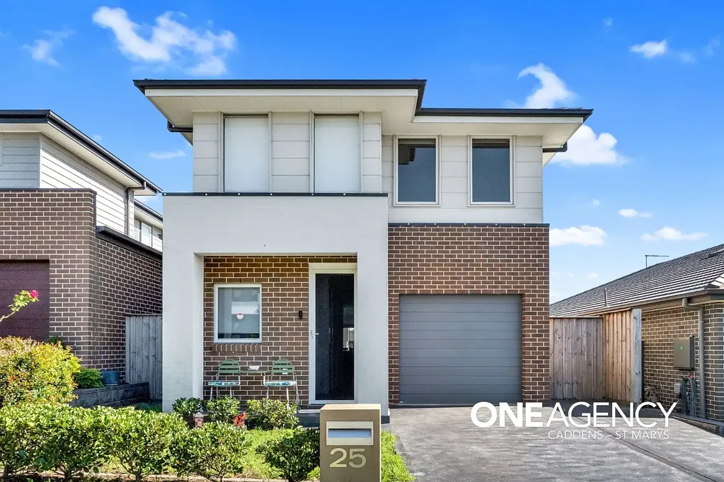 SPACIOUS DOUBLE-STOREY FAMILY LIVING IN CADDENS!!!