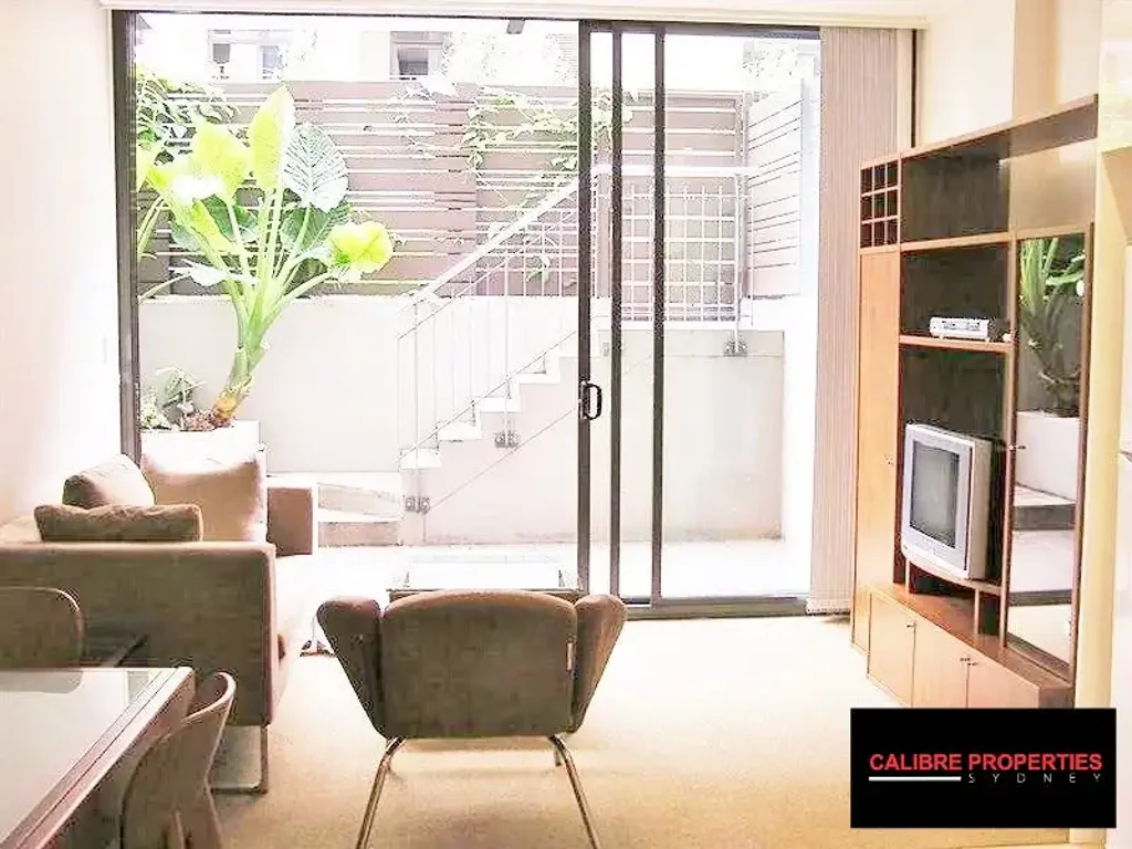 Spacious unfurnished 1 Bedroom With Private Courtyard